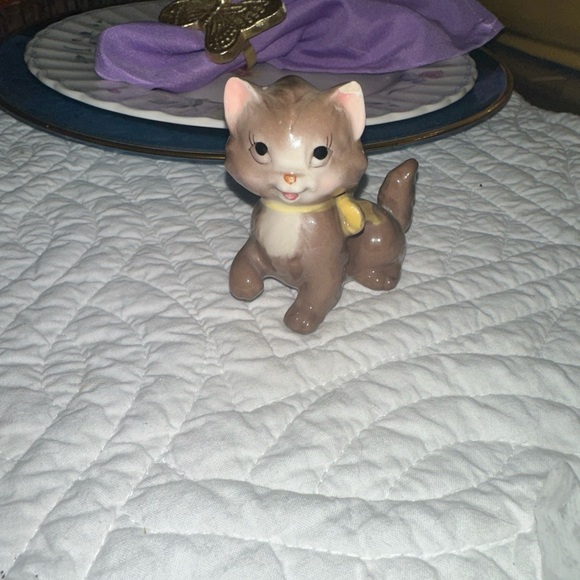 Vintage Import Porcelain Cat Figurine Yellow Bow Made in China - Picture 3 of 4
